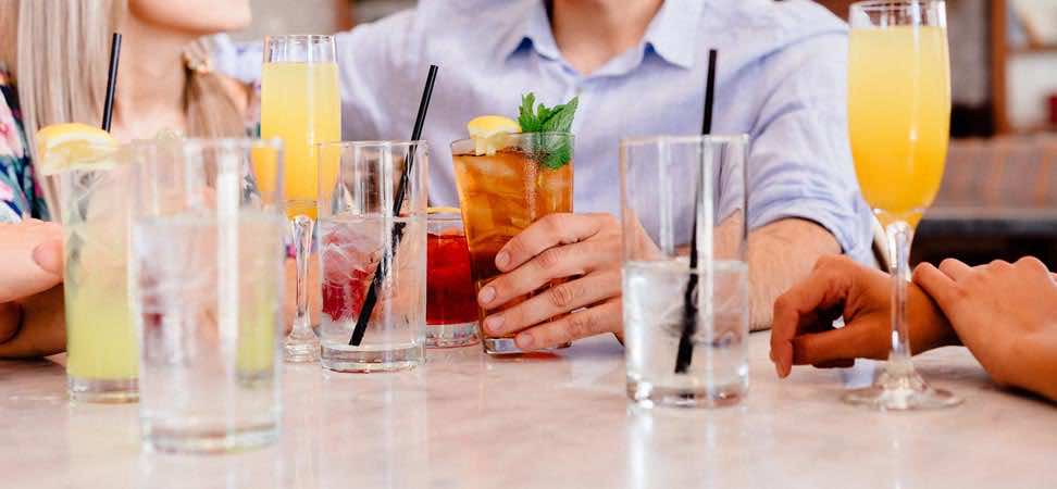 Se il fondo per l’addio al nubilato è ben rifornito, il gruppo si lancia nella vita notturna. Con un cocktail rinfrescante si inizia la serata alla grande.