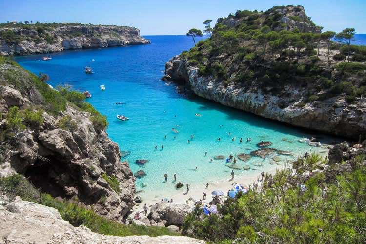 Le spiagge da sogno nelle piccole calette, incastonate tra ripide scogliere, ti invitano a fare il bagno e a rilassarti. Ogni anno tantissimi gruppi in occasione dell’addio al celibato vengono a Maiorca, perché qui possono unire il divertimento al relax.
