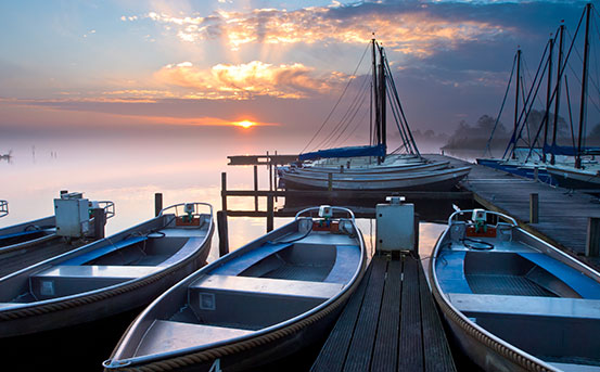 Boote, die an einer Anlegestelle festgemacht sind