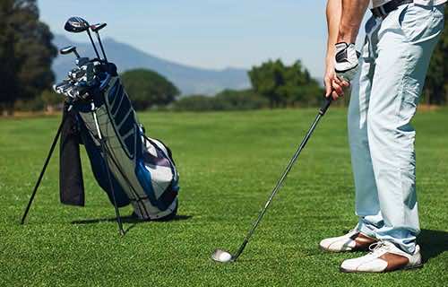Kije golfowe, buty golfowe i oczywiście piłka golfowa to niezbędne elementy podczas gry na fairwayach na Majorce.