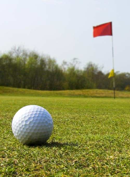 Majorka oferuje mnóstwo pól golfowych, na których możesz do woli mocno zamachnąć kijem golfowym.