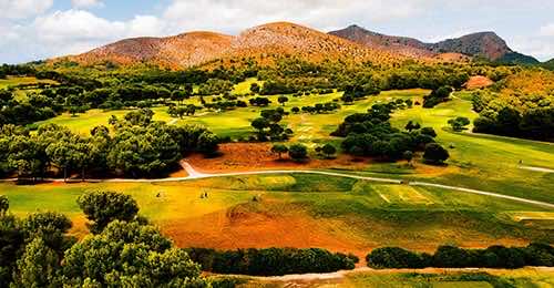 Golf ist bei Einheimischen und bei Besuchern Mallorcas eine sehr beliebte Sportart.