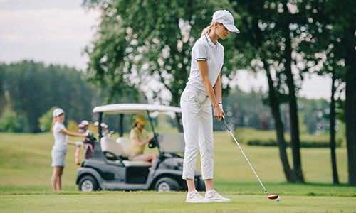 Mit der richtigen Ausrüstung können Sie auf Mallorcas Golfplätzen nach Lust und Laune die beliebte Sportart Golf spielen.