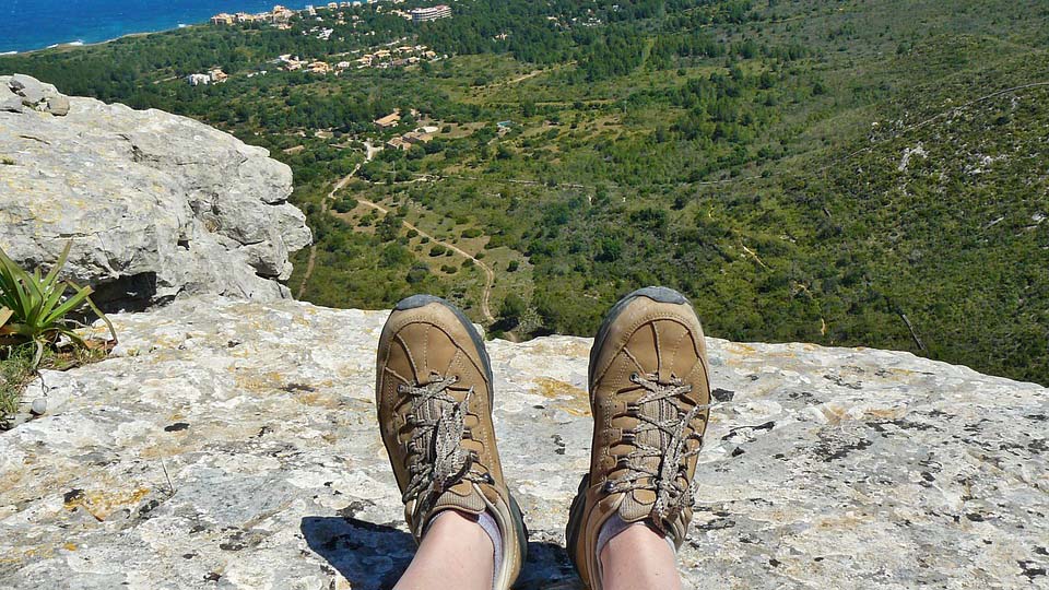 Pixabay.com © cocoparisienne CCO Public Domain Flexible hiking boots with ankle protection provide ideal support on any terrain.