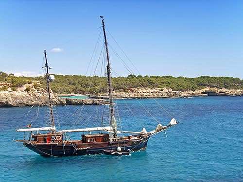 Barca a vela al largo della costa di Maiorca