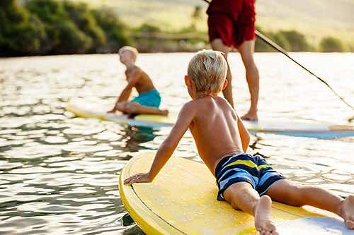 Una giovane famiglia che fa stand up paddle a Maiorca