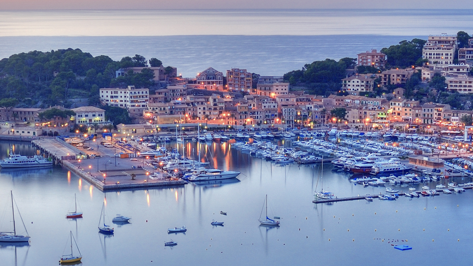 a city with many boats in it