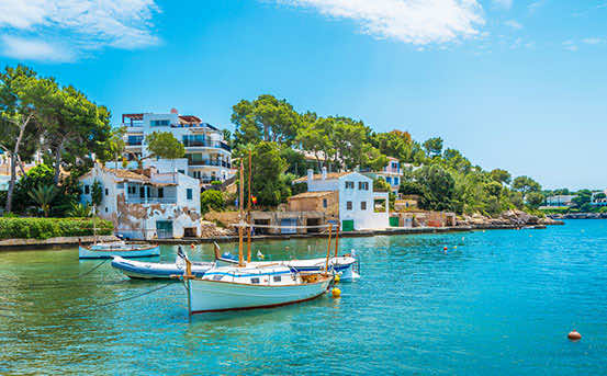 Erleben Sie Sightseeing am Mittelmeer ganz einfach mit dem Motorboot oder dem Mietwagen und besuchen Sie die historischen Städte der Insel Mallorca!