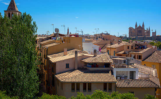 Im Sommer können Sie auf Mallorca mit warmen bis heißen Temperaturen rechnen - Packen Sie also die Badesachen ein und begeben Sie sich an die wunderschönen Strände der mallorquinischen Küste!