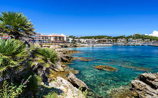 Mit dem Mietwagen erreichen Sie über das Festland die schönsten Städte auf Mallorca - Beim Bootsverleih können Sie sich hingegen eine Yacht oder ein Segelboot mieten und die Wasserwelt des Mittelmeers um Mallorca erkunden!