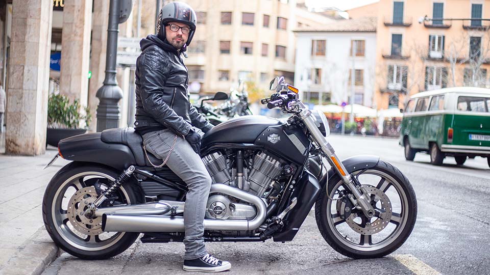 una persona sentada en una motocicleta