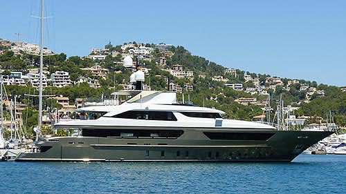 edle Yacht im Hafen auf Mallorca