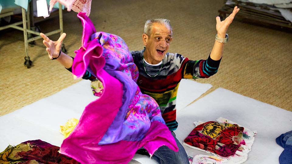 eine Person, die auf dem Boden sitzt