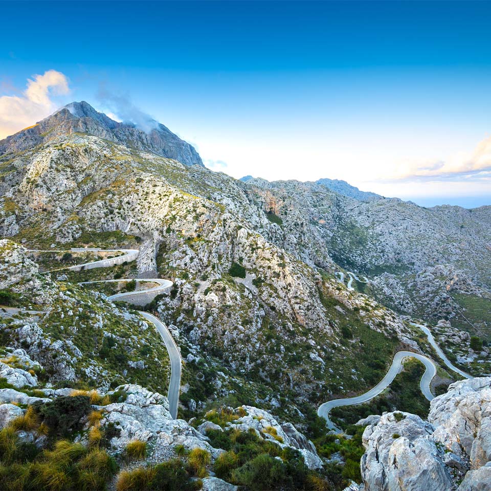 ein felsiger Berg, durch den ein Bach fließt