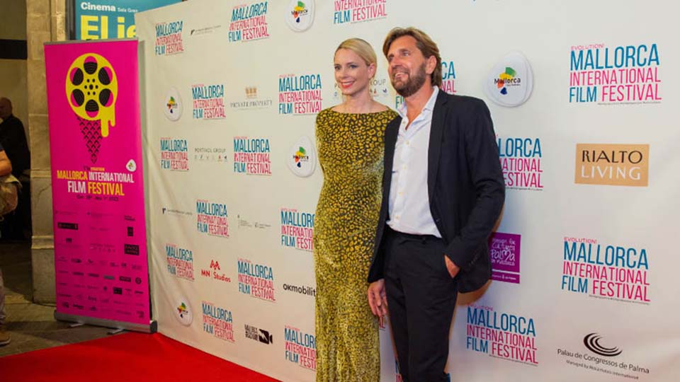 ein Mann und eine Frau posieren für ein Foto