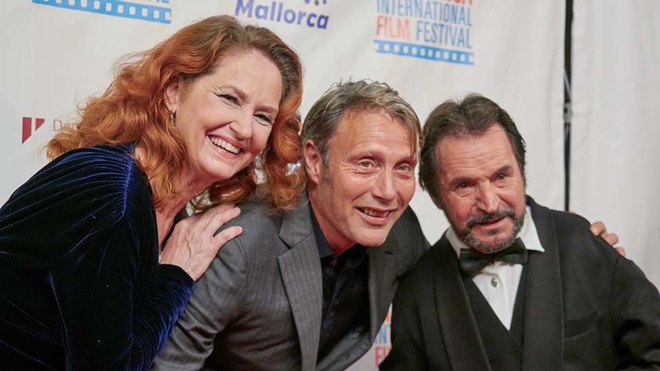 eine Gruppe von Menschen, die für die Kamera posieren