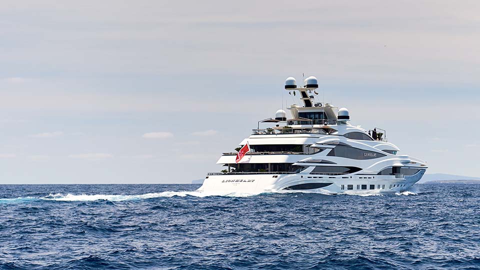 un gran barco blanco en el agua