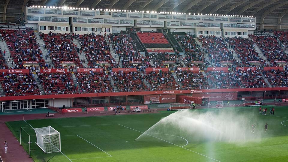 un estadio de fútbol lleno de gente