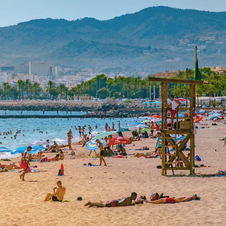 Socorristas en la playa de Palma