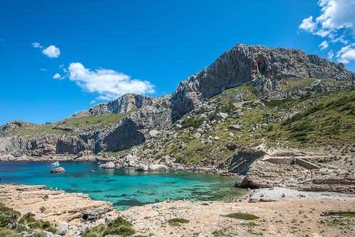 türkisblaue Bucht Cala Figuera an der Südostküste Mallorcas