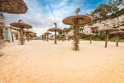 Karibisches Flair am Sandstrand Cala Llombards auf Mallorca