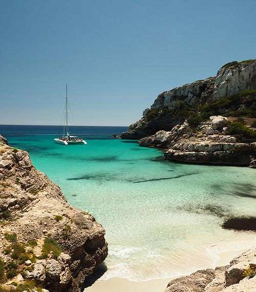Catamarano nella baia di Cala Marmols a Maiorca