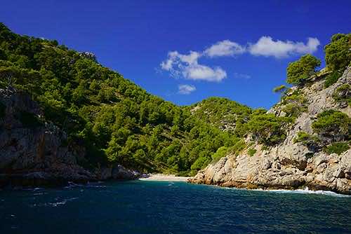 Bucht Cala Murta mit tiefblauem Wasser