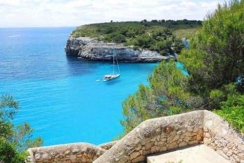 Blick auf Cala Romantica Bucht auf Mallorca