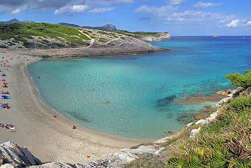 Feinsandiger Strand Cala Torta an der Nordostküste Mallorcas