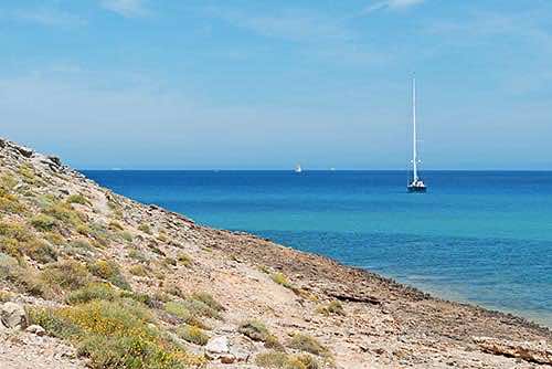Segelboot vor der Nordostküste Mallorcas