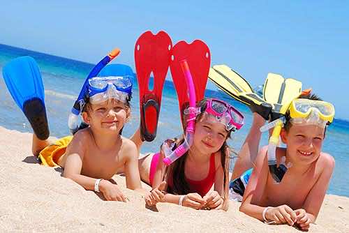 Kinder mit Schnorchelausrüstung am Strand auf Mallorca