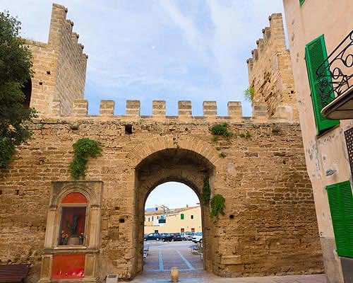 Urlaub auf Mallorca mit einem Besuch der mittelalterlichen Altstadt von Alcudia - So wird Ihre Mallorca-Reise zum Highlight Ihrer Sommerferien!