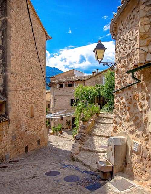 Fountain in the center of Fornalutx