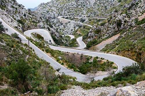 Serpentinenstraße auf dem Weg nach Sa Calobra im Tramuntana-Gebirge Mallorcas
