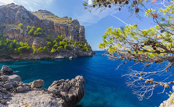 Ausflugsziele rund um die bekannte Tramuntana Gebirgskette auf Mallorca - Entdecken Sie Valldemossa, Es Trenc und Fornalutx beim Urlaub auf Mallorca!