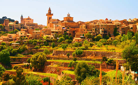 Die Künstlerstadt Valldemossa auf Mallorca ist bei Touristen und Urlaubern aufgrund der malerischen Gassen besonders beliebt!