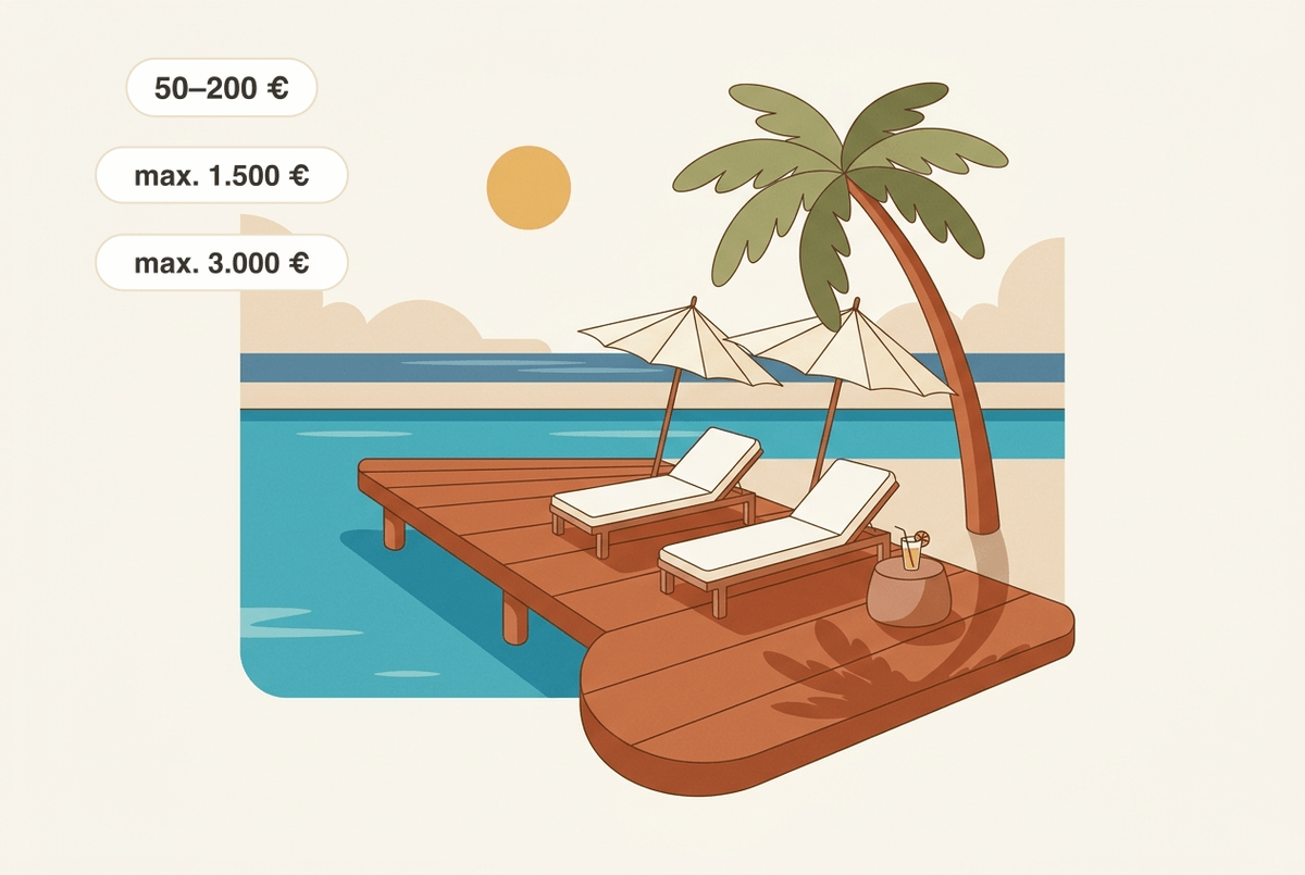 Beach club in Mallorca: a jetty with loungers, parasols and a palm — the Balearic beach and conduct rules apply here too, with fines from 50–200 € (e.g. beachwear in the town centre), up to 1,500 € (public urinating) and up to 3,000 € (swimming despite a red flag or public drinking).