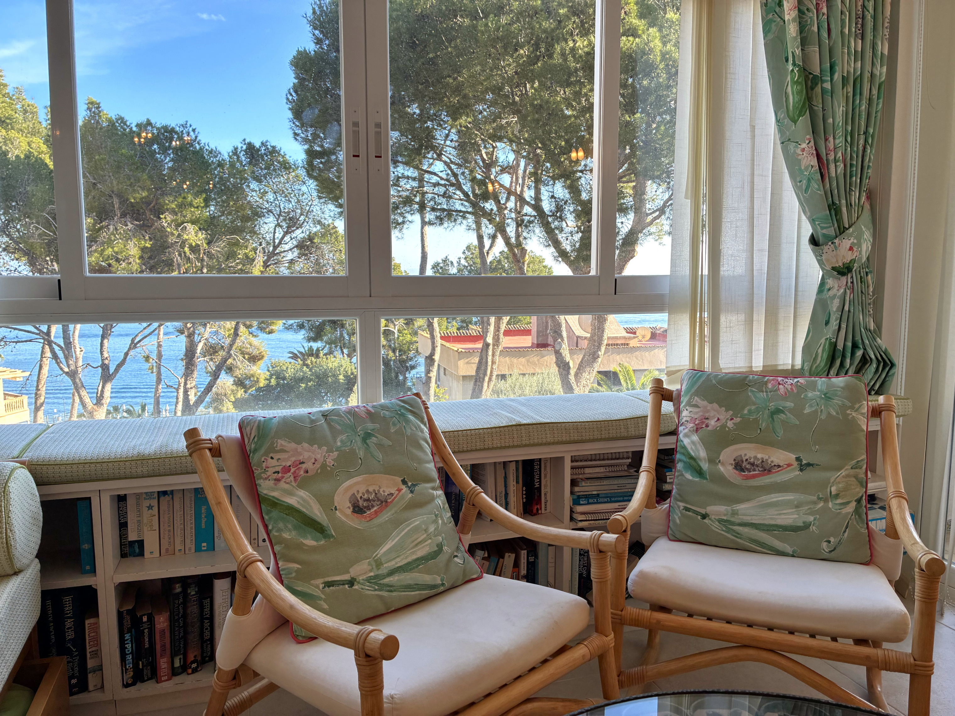 Excellent location, 1-bedroom apartment for sale, on the seafront in Illetas 11