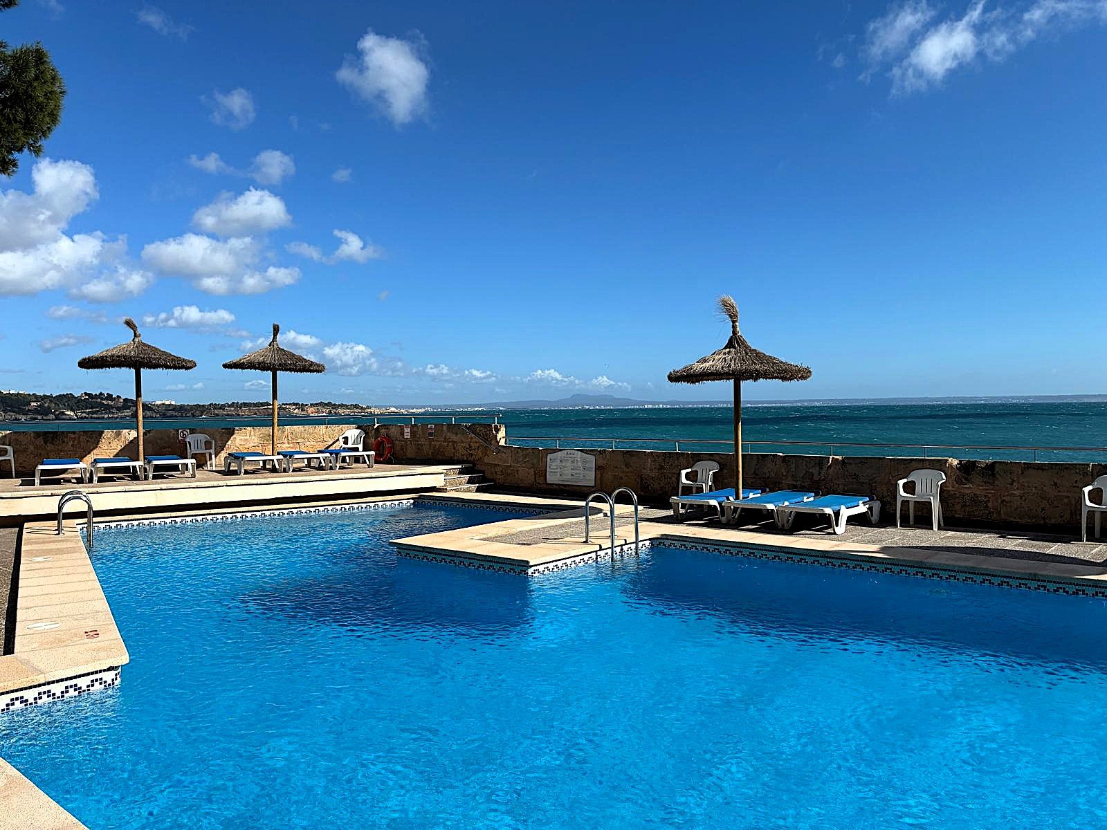 Excellent location, 1-bedroom apartment for sale, on the seafront in Illetas 3