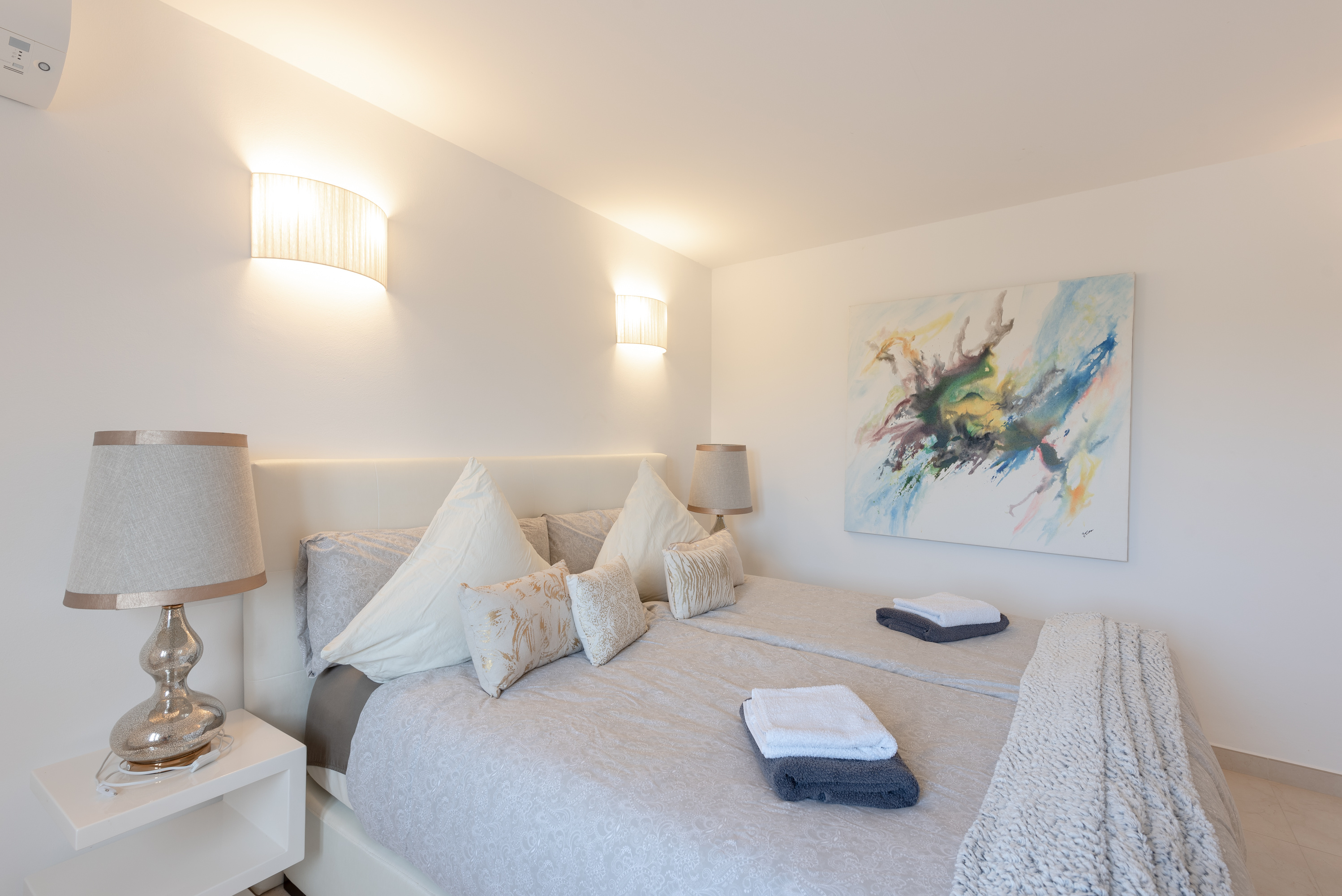 Wunderschöne Finca mit 3 Apartments und Vermietungslizenz an der Cala Anguila  10